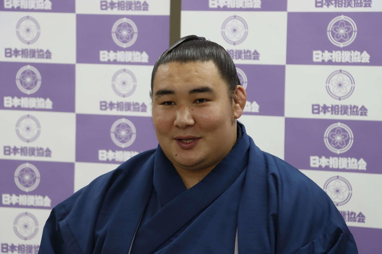 「大関を目指したい」と新十両昇進会見で意気込みを語る欧勝馬（日本相撲協会提供）
