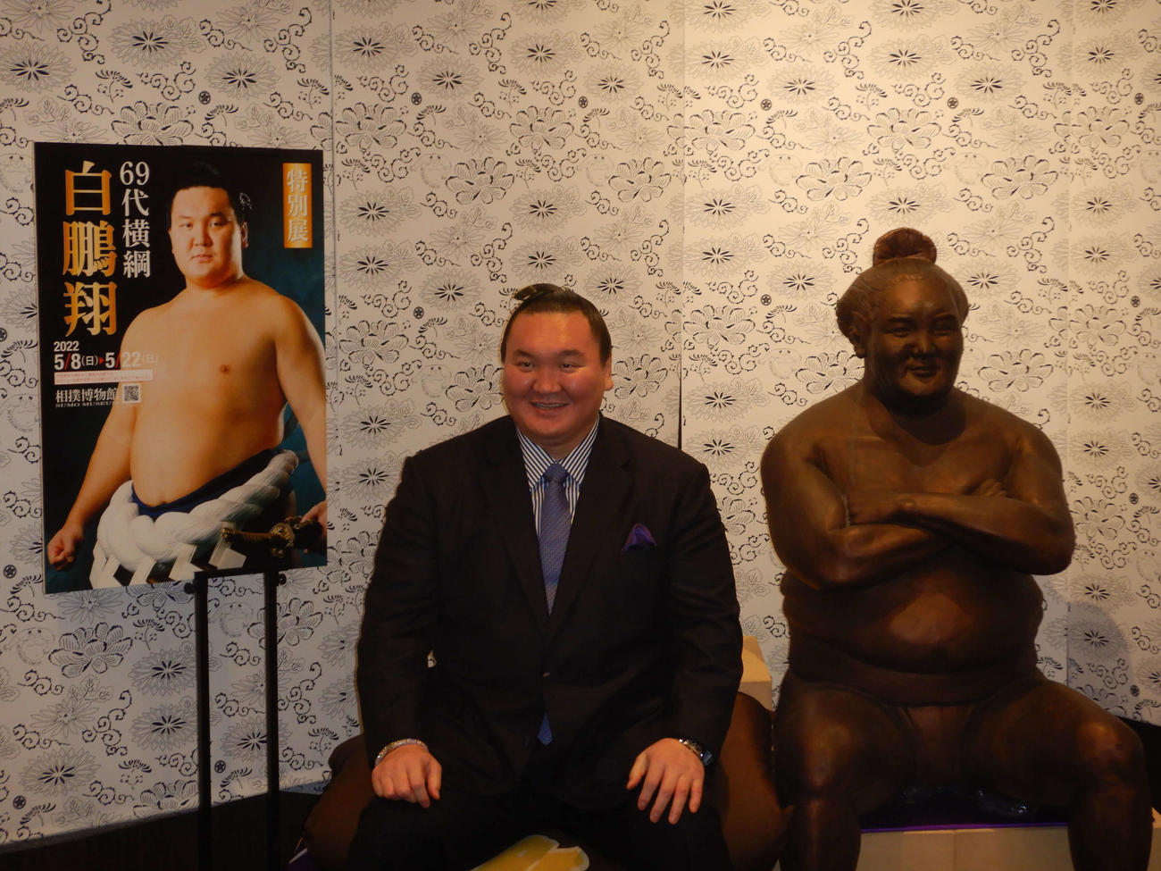 現役時代に土俵下に控える時に使っていた座布団に座る大相撲の間垣親方（2022年5月7日撮影）