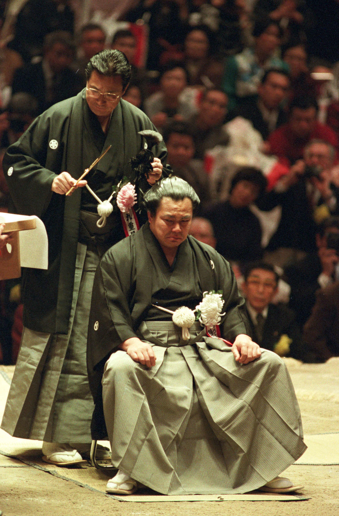 千代の富士は断髪式で師匠の九重親方（元横綱北の富士）が最後のハサミを入れると涙があふれた（1992年2月1日撮影）