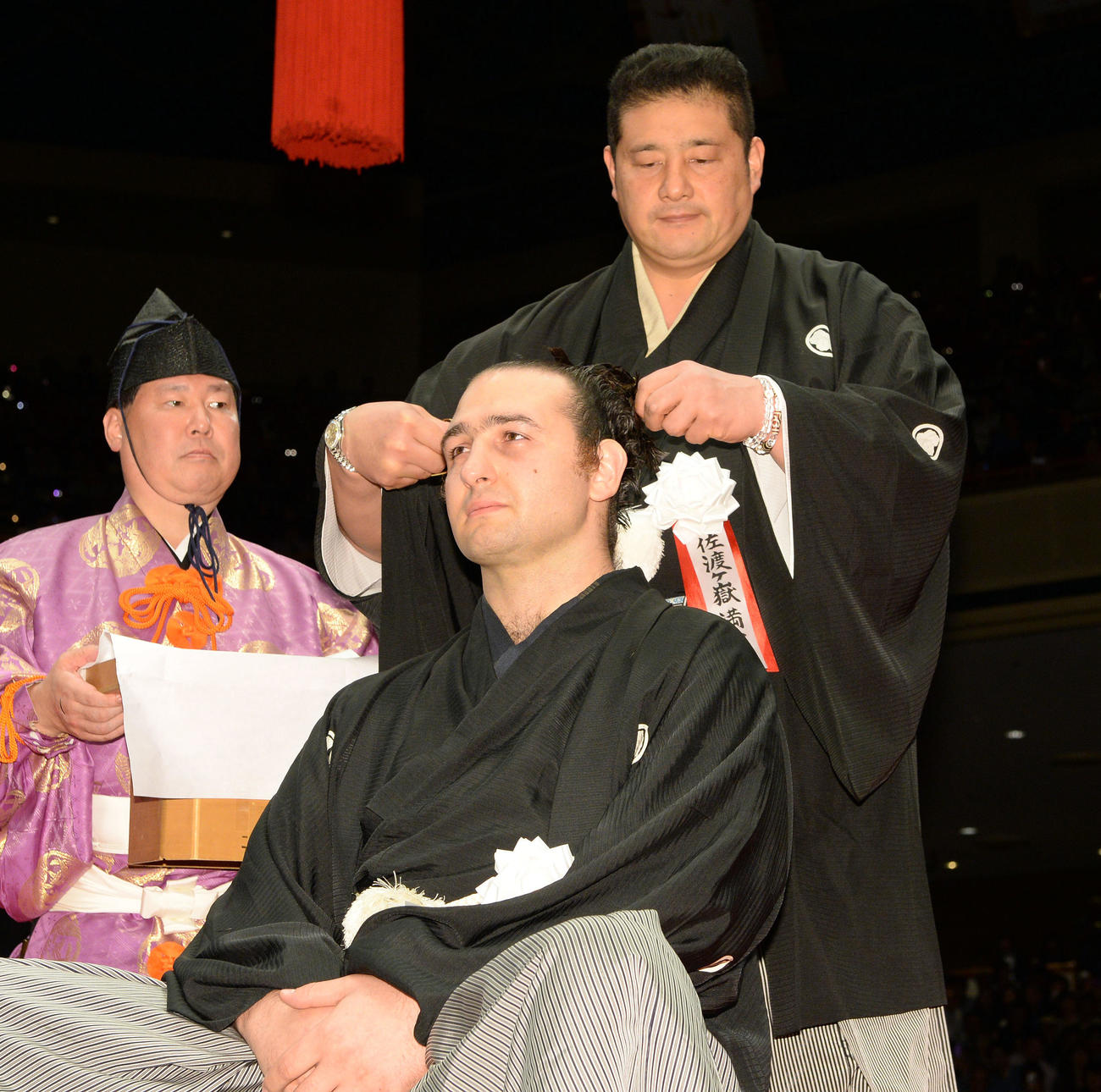琴欧洲（中央）の断髪式で最後に止めばさみを入れる佐渡ケ嶽親方（元関脇琴ノ若、右）（2014年10月4日撮影）