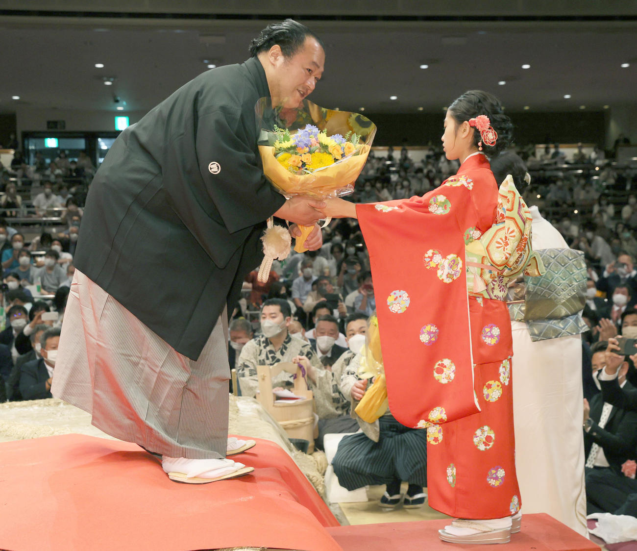 長女・希歩さんから花束を贈られる元豊ノ島の井筒親方（代表撮影）