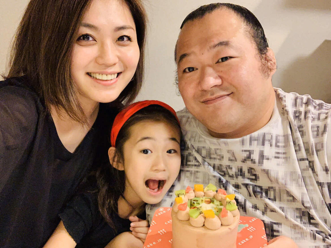 37歳を迎えた元関脇豊ノ島の井筒親方（右）を祝う、左から沙帆夫人、長女・希歩ちゃん（2020年6月26日撮影）