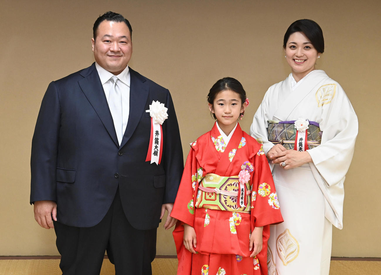 整髪を終え、（右から）妻・沙帆さん、長女・希歩さんと記念撮影する元豊ノ島の井筒親方（代表撮影）