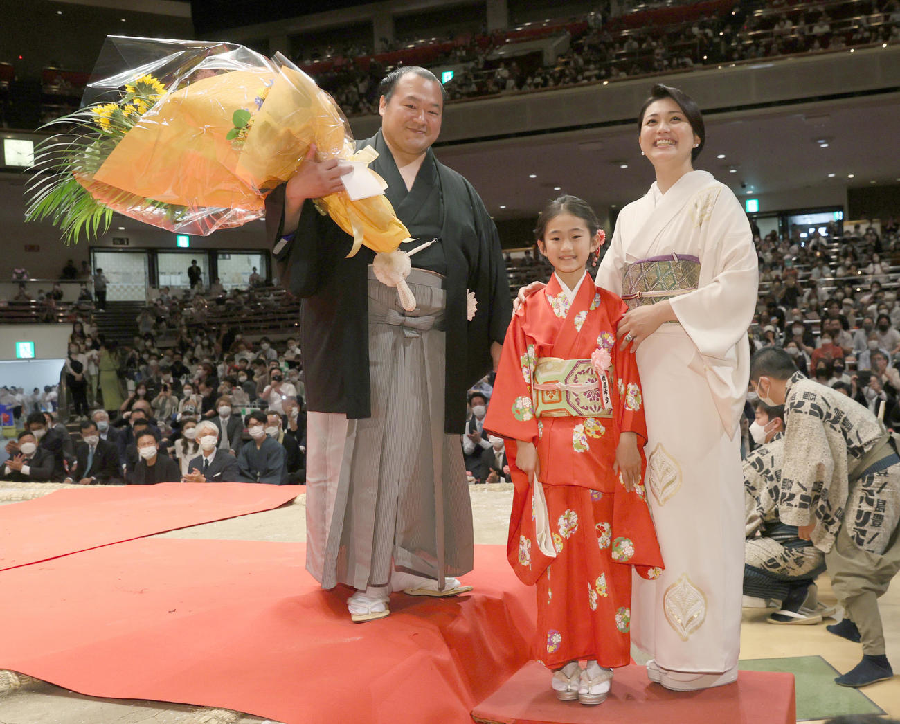 花束を手に家族と笑顔を見せる元豊ノ島の井筒親方（代表撮影）