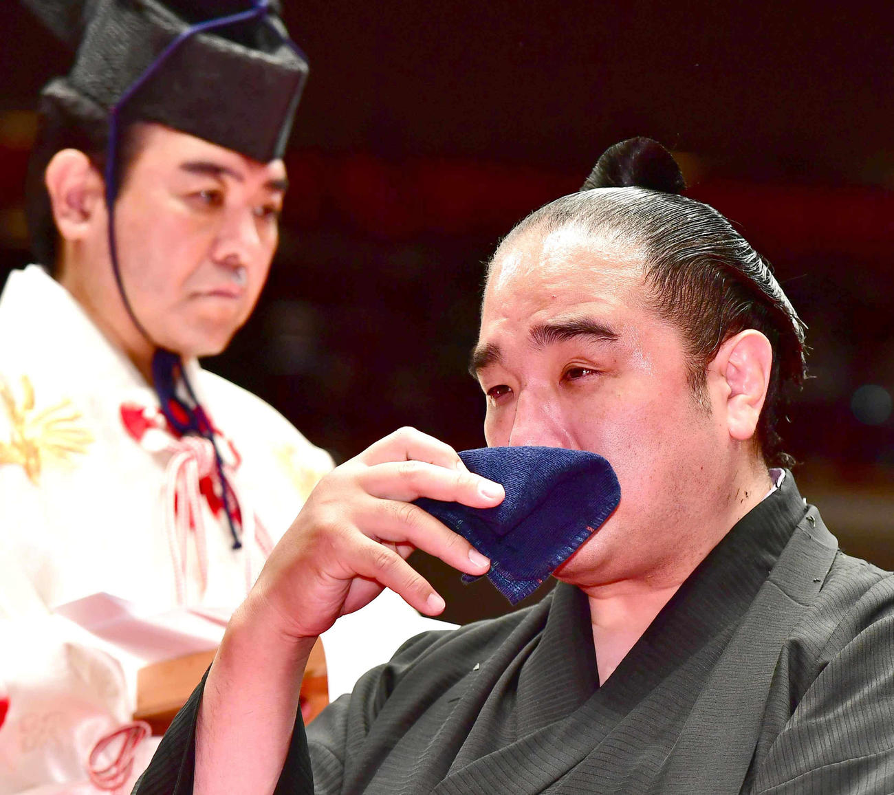断髪式で感極まる元安美錦の安治川親方（撮影・小沢裕）