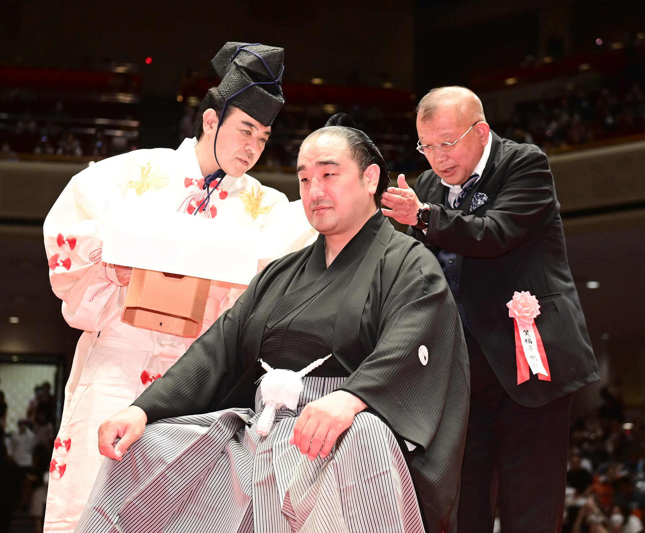 断髪式で笑福亭鶴瓶（右）にはさみを入れてもらう元安美錦の安治川親方。行司は木村寿之介＝2022年5月29日（撮影・小沢裕）