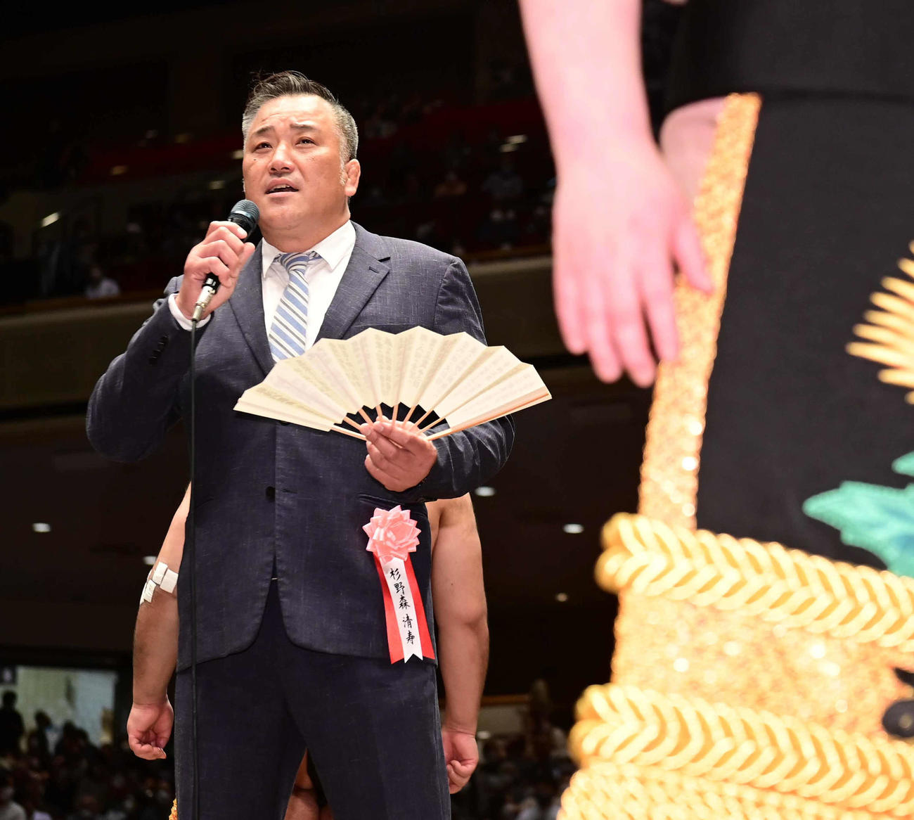 元安美錦の安治川親方へ向けた相撲甚句を披露する元安壮富士で兄の杉野森清寿さん（2022年5月29日撮影）