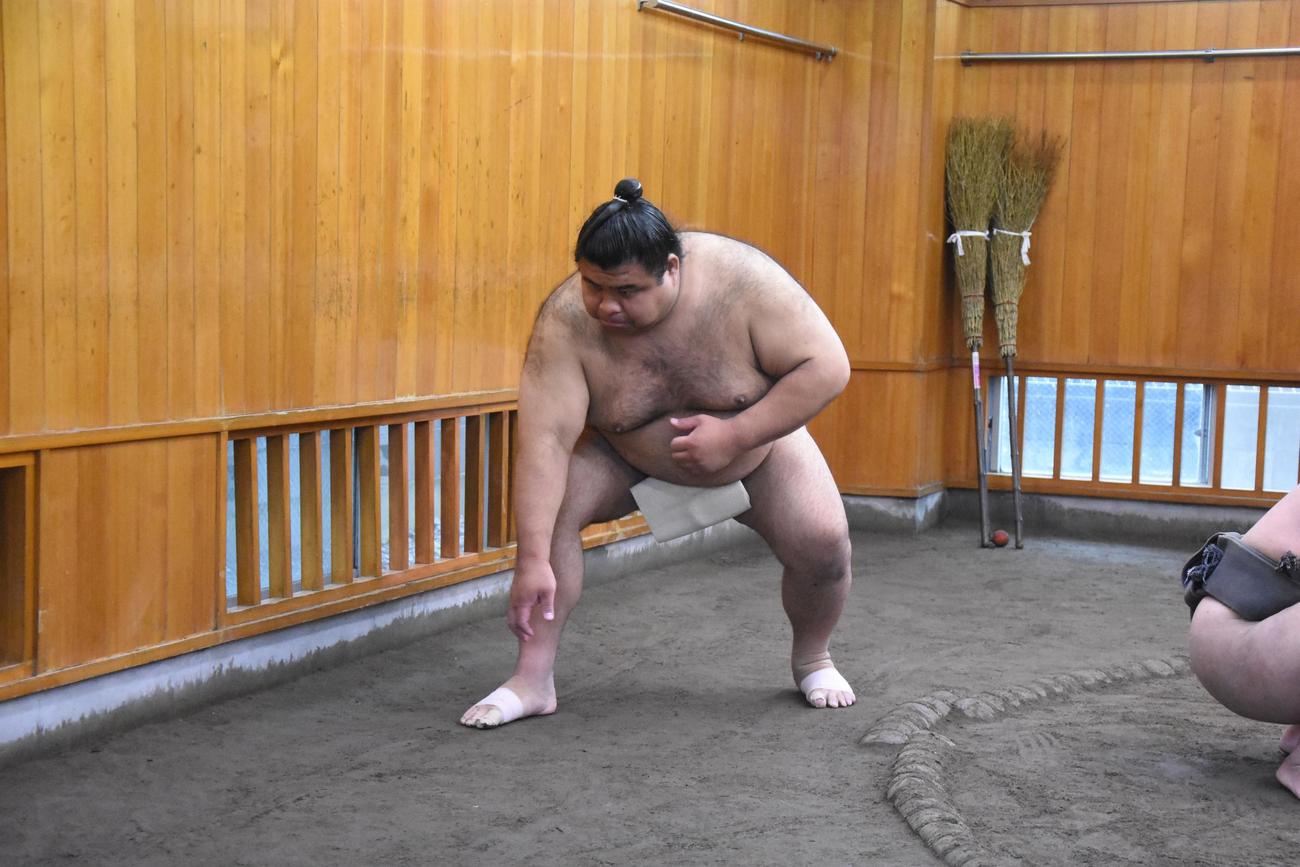 解禁された出稽古で追手風部屋に足を運び、すり足をする高安
