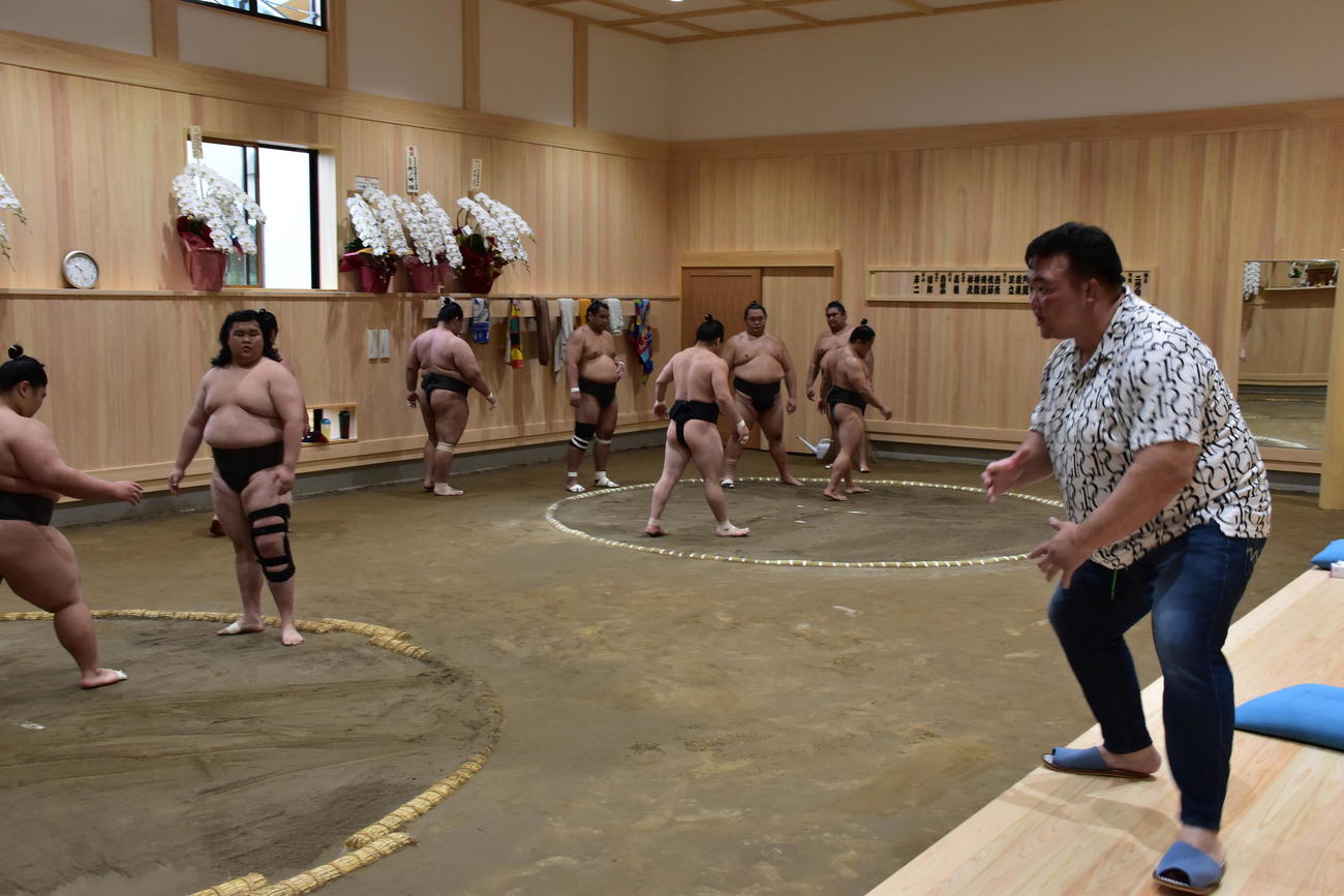 広々とした2面の土俵を備える稽古場で指導する二所ノ関親方