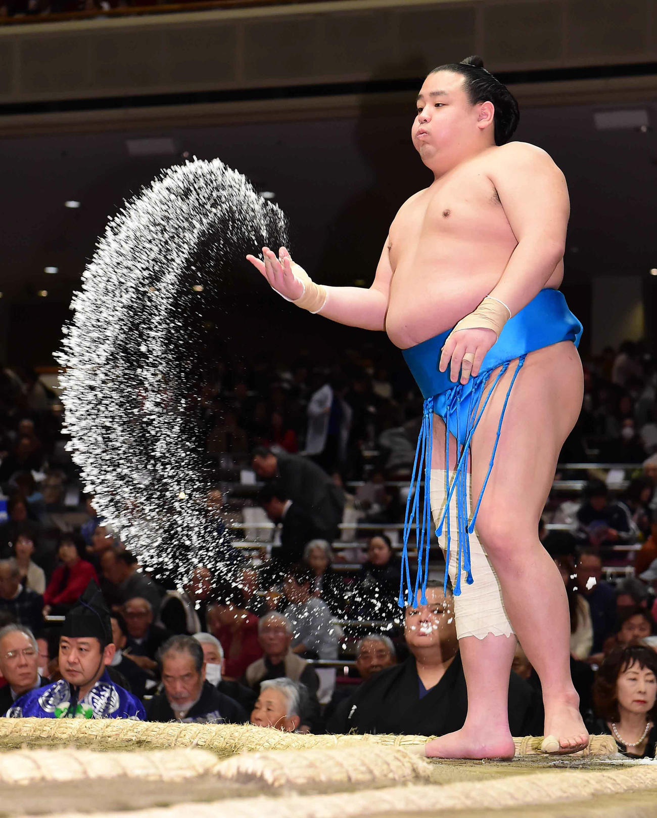 初場所5日目、塩をまく彩（2020年1月16日撮影）