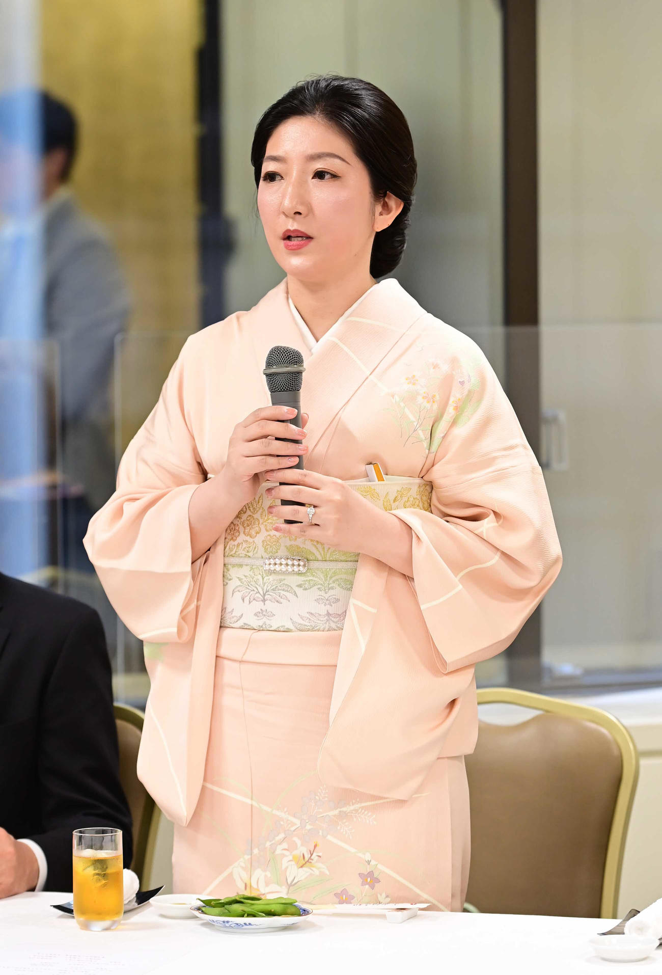 「永楽相撲功労賞」を受賞し表彰式であいさつする間垣親方夫人の白鵬紗代子氏（撮影・小沢裕）