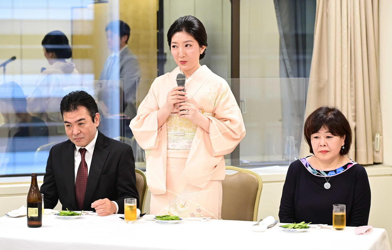 「永楽相撲功労賞」を受賞し表彰式であいさつする間垣親方夫人の白鵬紗代子氏。左は行司の木村寿之介氏、右は伊勢ケ浜親方夫人の杉野森淳子氏（撮影・小沢裕）