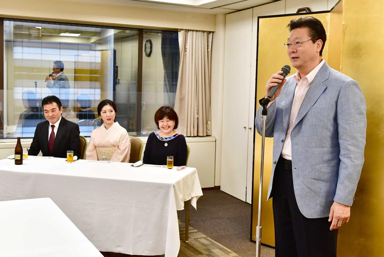 「永楽相撲功労賞」表彰式であいさつする伊勢ケ浜親方（右）。左へ受賞者の杉野森淳子夫人、間垣親方夫人の白鵬紗代子氏、行司の木村寿之介氏（撮影・小沢裕）