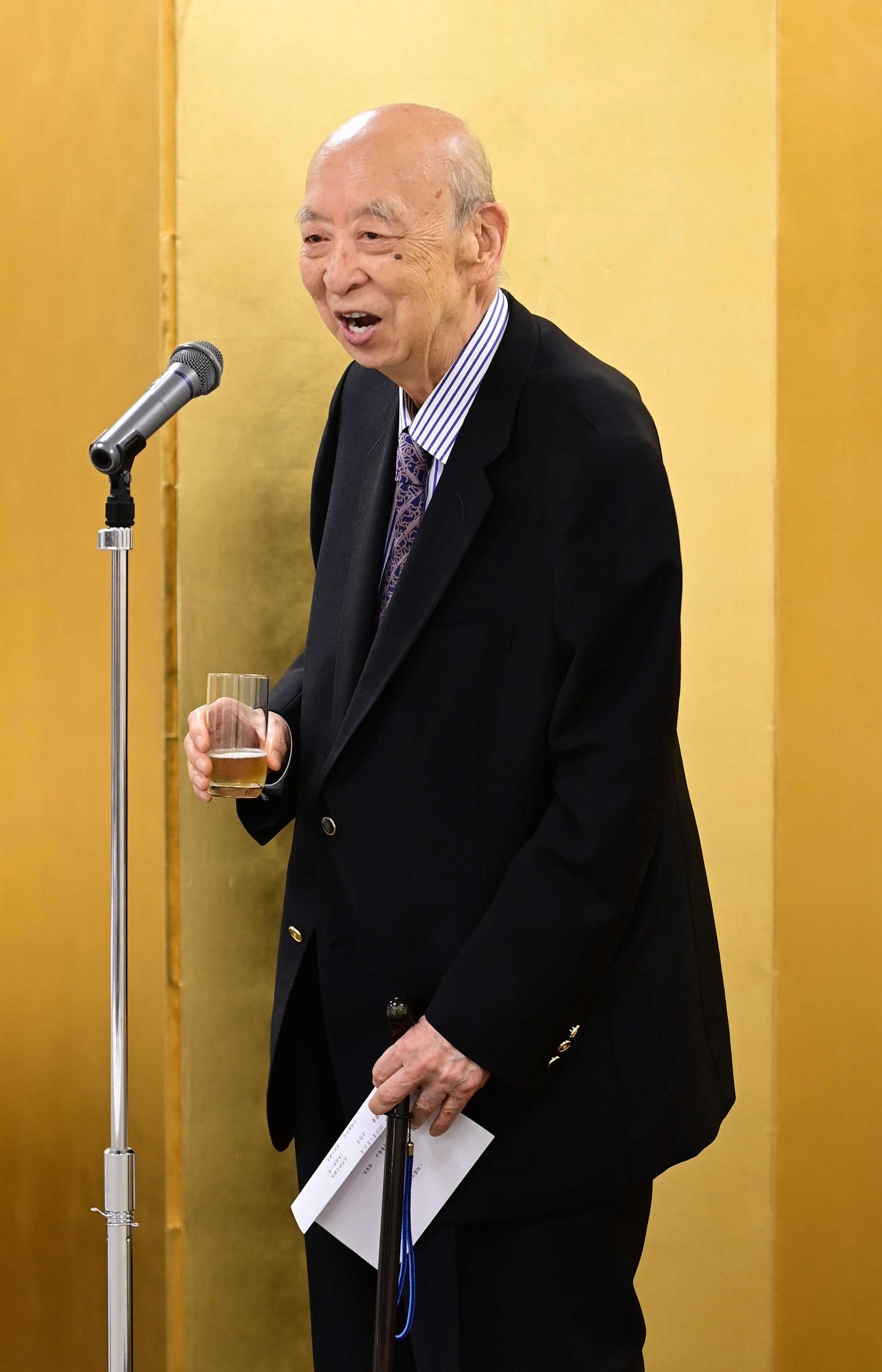 「永楽相撲功労賞」表彰式で乾杯のあいさつに臨む元横綱審議委員会委員長の海老沢勝二氏（撮影・小沢裕）