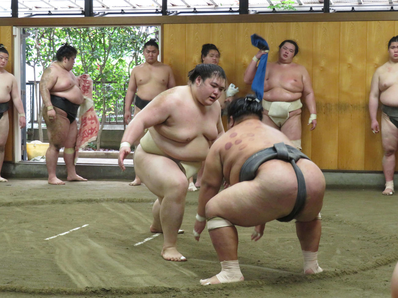 胸を出す王鵬（代表撮影）