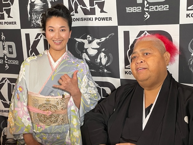 都内で来日40周年パーティーを開いた元大関小錦の小錦八十吉さん（右）と千絵夫人