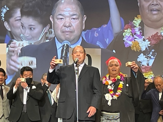 小錦八十吉さんの来日40周年パーティーで乾杯の音頭をとる八角理事長（中央）。左は元横綱3代目若乃花の花田虎上氏、理事長の右に小錦さん