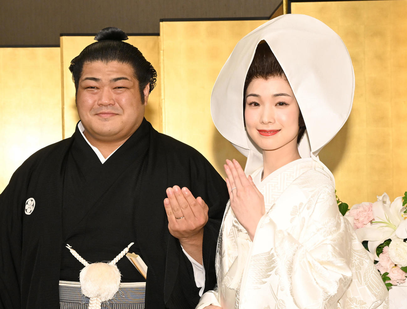 大相撲・志摩ノ海関の結婚披露宴　記者会見で指輪を披露する志摩ノ海（左）と福薗清香さん（代表撮影）
