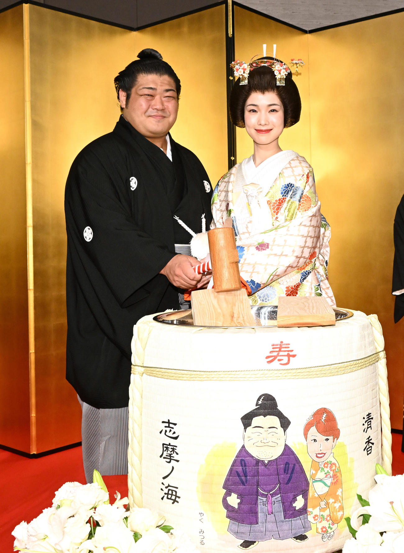 大相撲・志摩ノ海関の結婚披露宴　鏡開きをする志摩ノ海（左）と福薗清香さん（代表撮影）