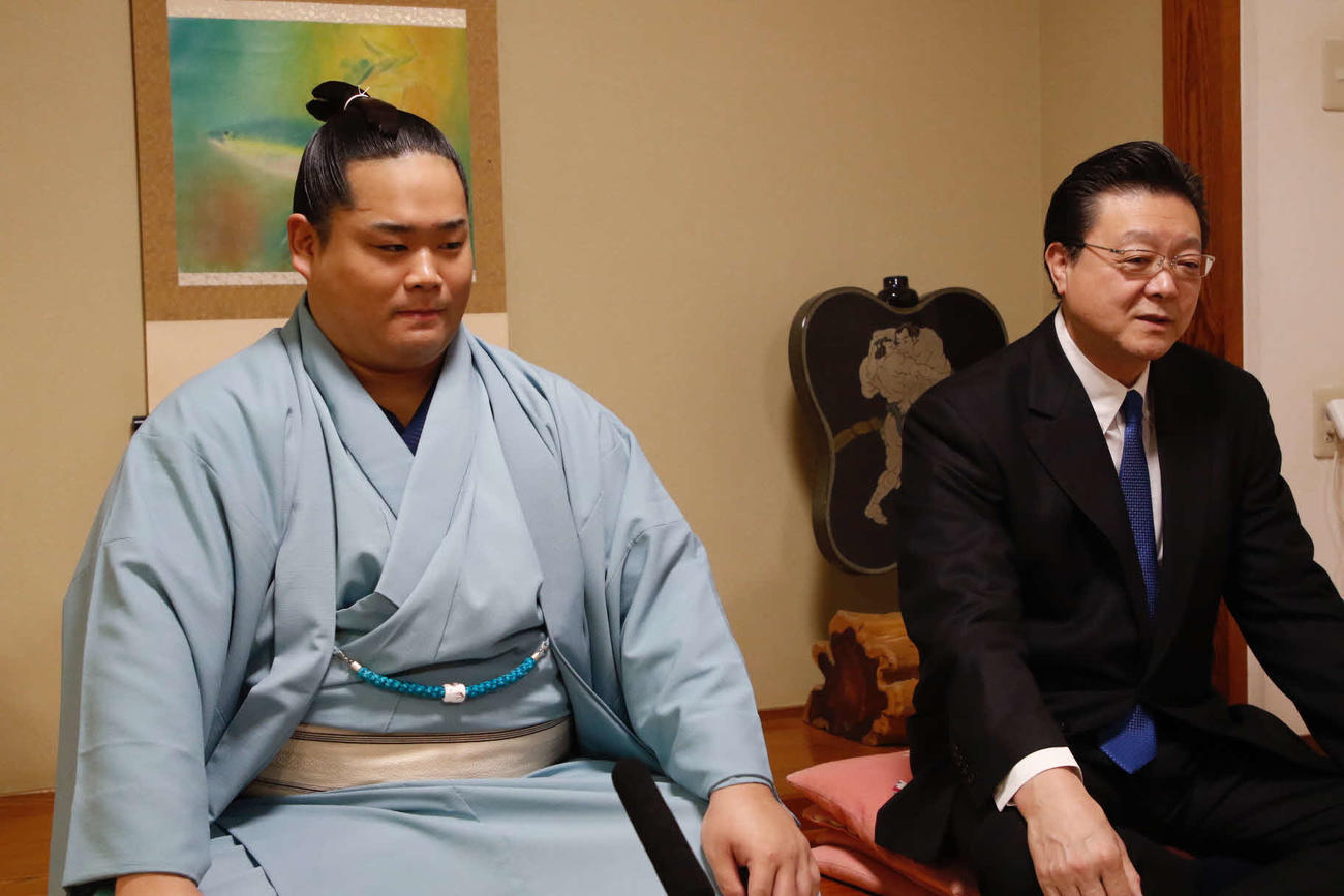 名古屋場所で新入幕を果たした喜びを語る錦富士（左）と師匠の伊勢ケ浜親方（日本相撲協会提供）