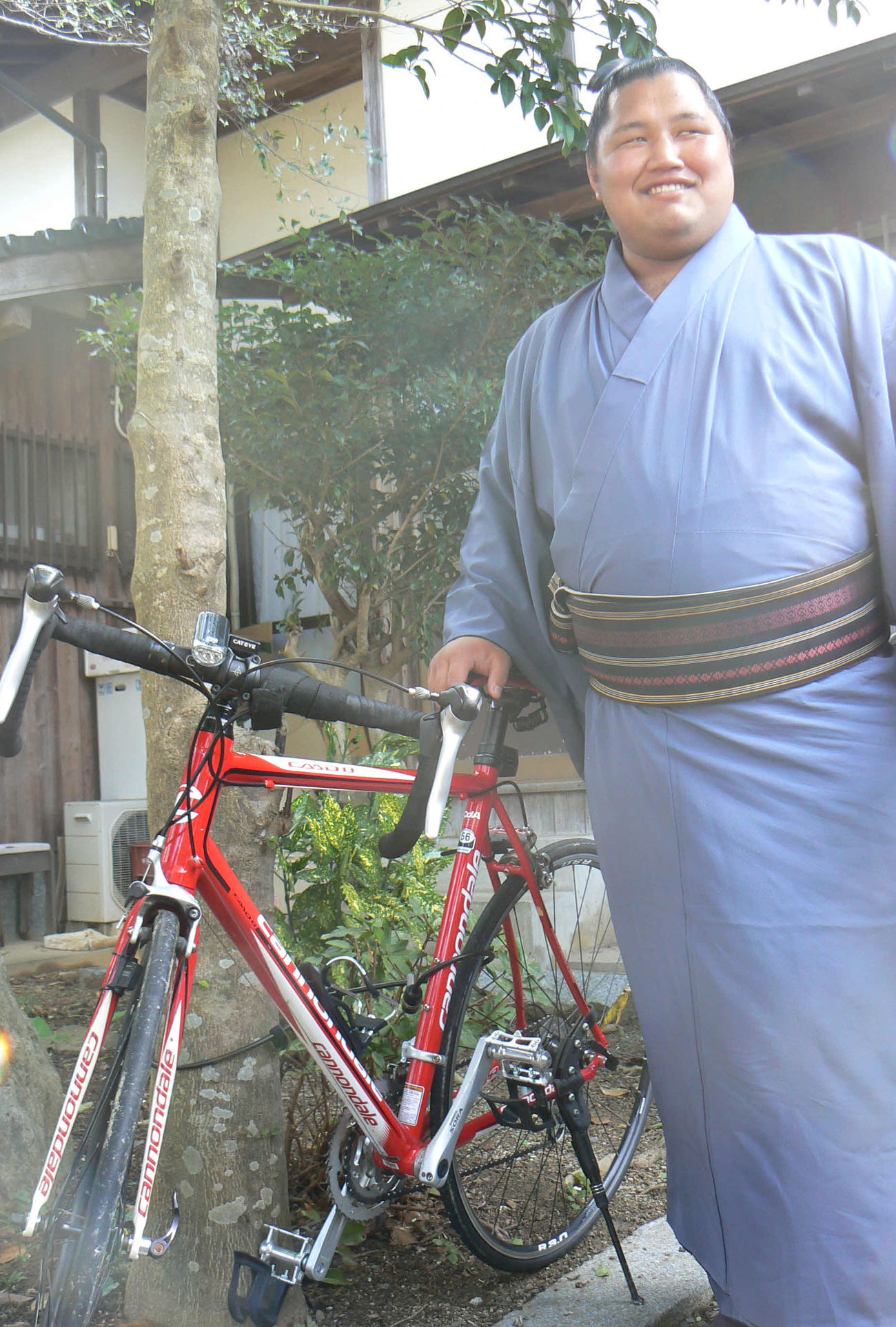 趣味の自転車を披露する松鳳山（2011年10月31日撮影）