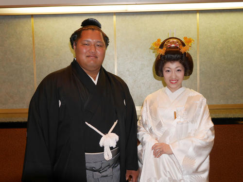結婚式を挙げた松鳳山（左）とあい夫人（2014年6月20日撮影）