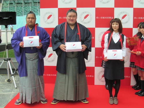 女優の谷村美月（右）と赤い羽根共同募金運動に参加した豪栄道（中央）と松鳳山（2013年10月1日撮影）