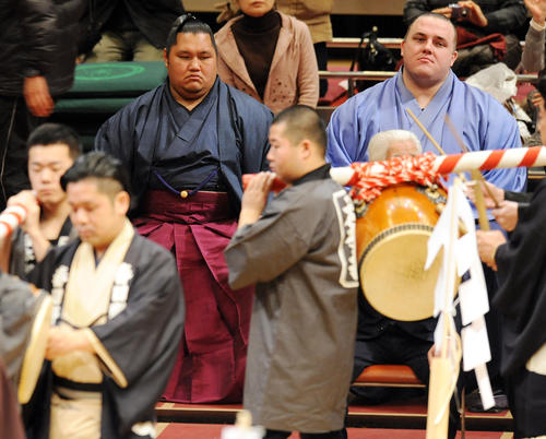 土俵祭で、入場してきたふれ太鼓を見つめる松鳳山（左）と把瑠都（2013年1月12日撮影）