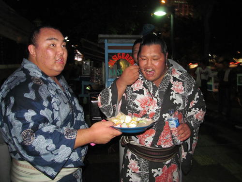 ジャカルタ市内の屋台でナシゴレンを食べる松鳳山。左は琴勇輝（2013年8月23日撮影）
