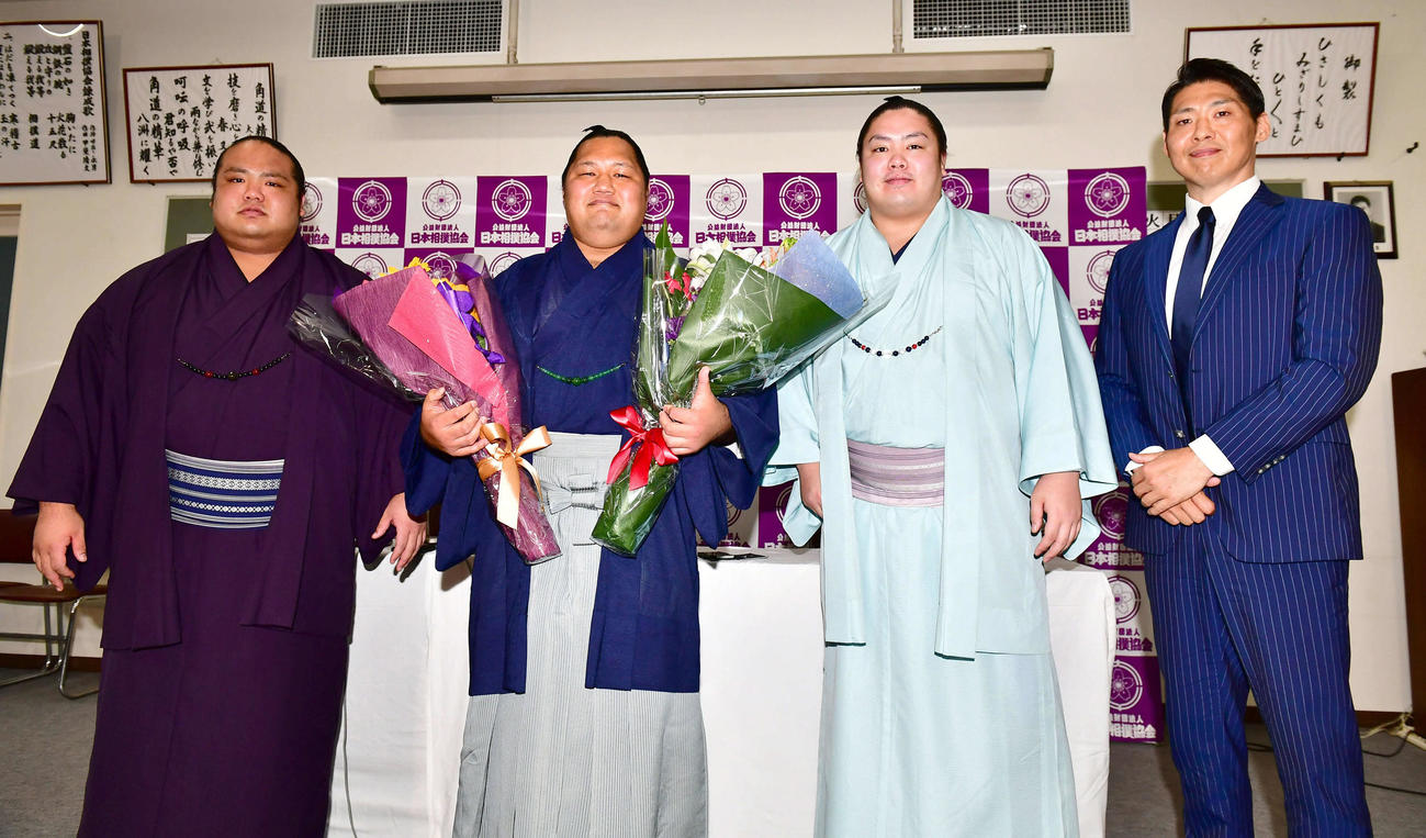 引退会見を行った松鳳山（左から2人目）はサプライズで登場した弟弟子の島津海（左）、一山本（左から3人目）から花束贈呈を受け笑顔を見せる。右は放駒親方（撮影・小沢裕）