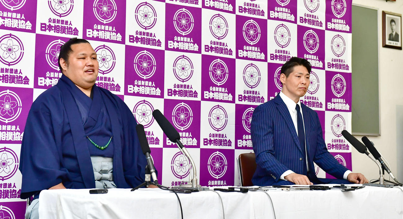 引退会見に臨む松鳳山。右は師匠の放駒親方（撮影・小沢裕）