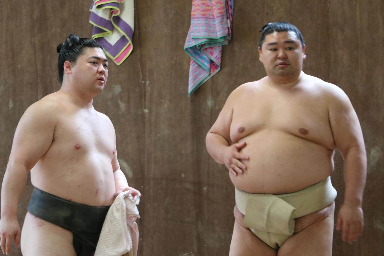 若い衆と稽古を見つめる正代（右）