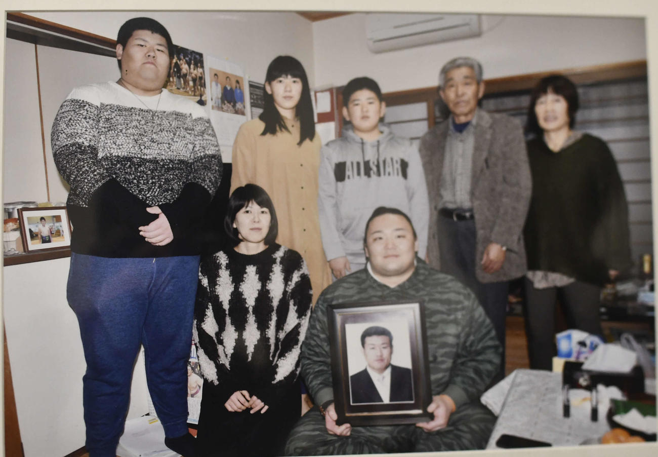 朝乃山（前列右）が浦山英樹さんの家族と撮った記念写真