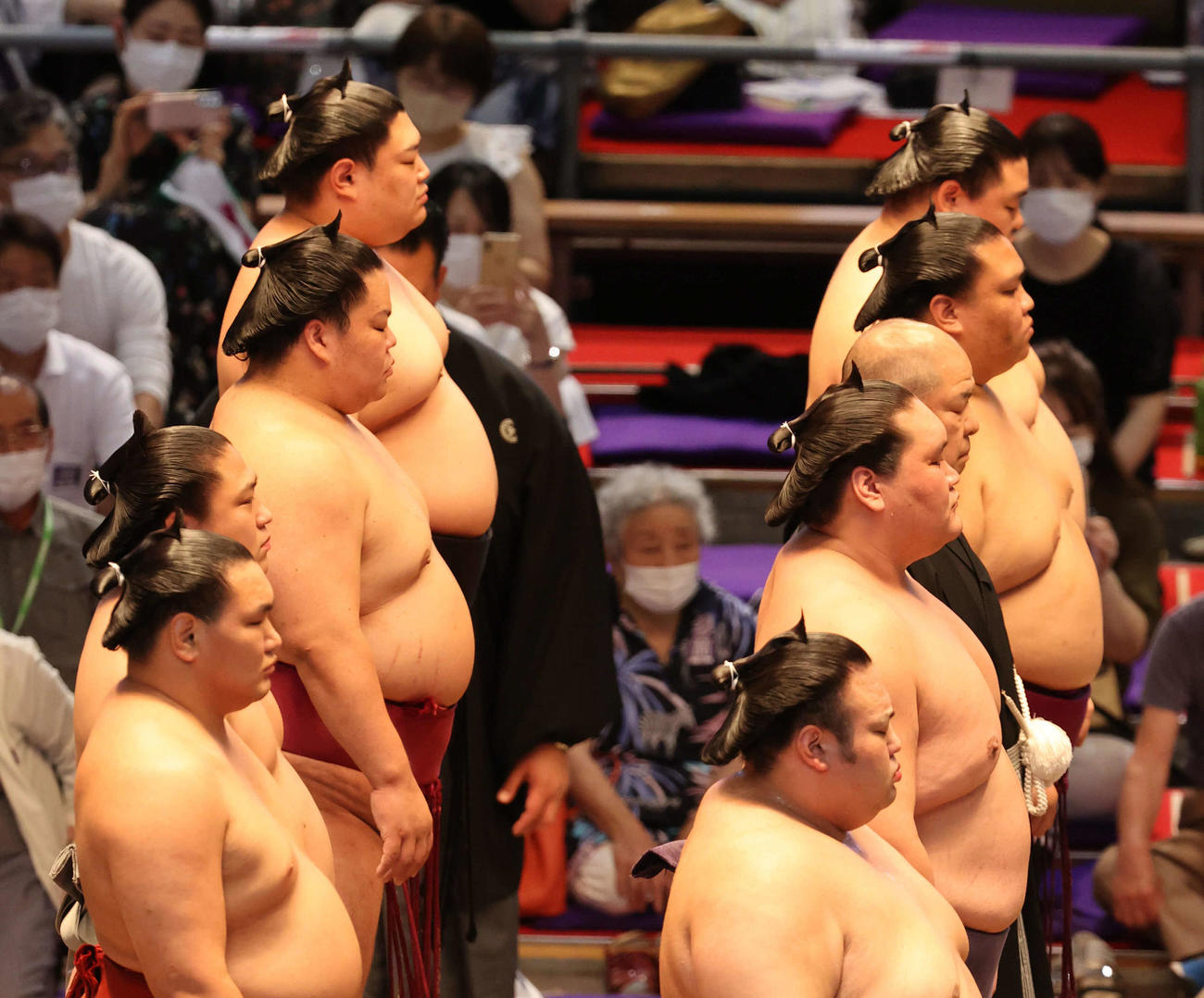 黙祷する八角理事長　（撮影・渦原淳）＝2022年7月10日、ドルフィンズアリーナ