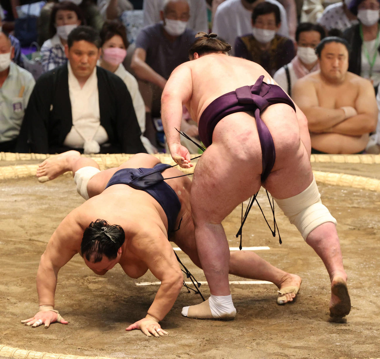 栃ノ心が北勝富士をはたきこむ　（撮影・渦原淳）＝2022年7月10日、ドルフィンズアリーナ