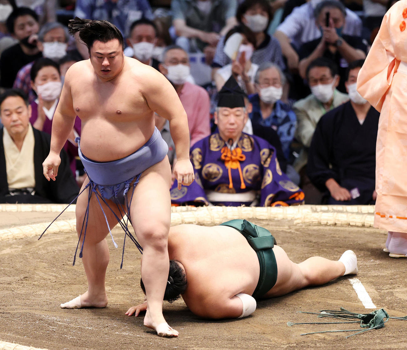 隠岐の海（右）を引き落としで破った翔猿（撮影・鈴木正人）