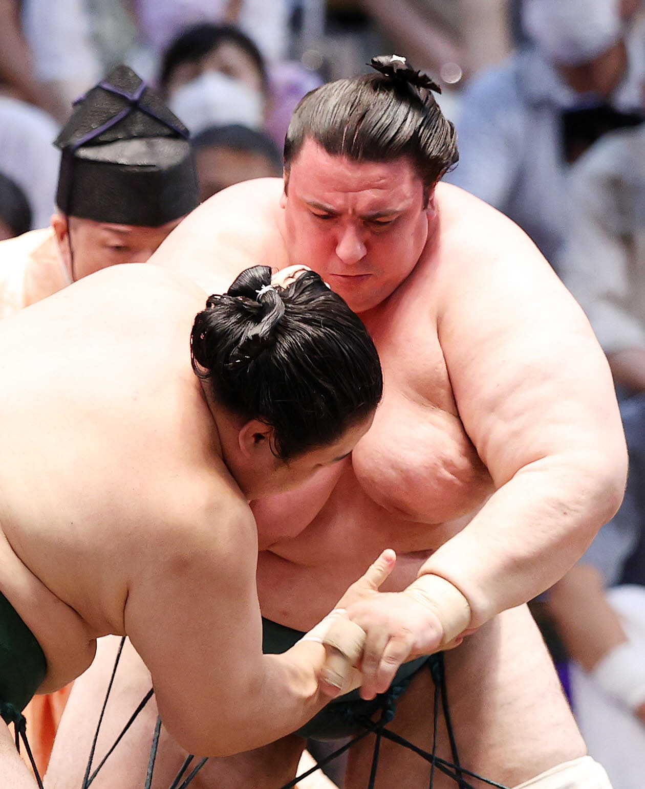 佐田の海（左）を攻める碧山（撮影・鈴木正人）