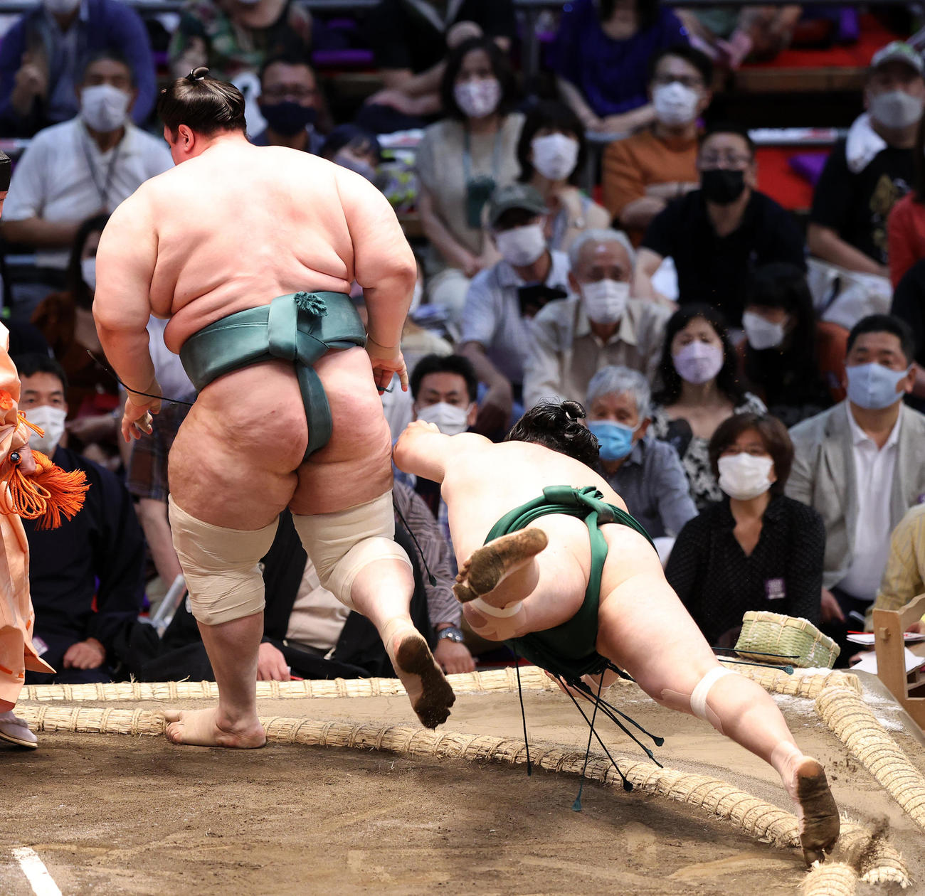 佐田の海（左）をはたき込みで破る碧山（撮影・鈴木正人）