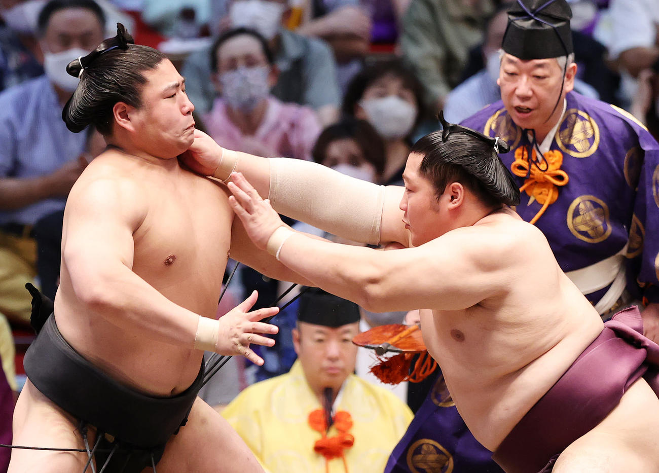 若元春（左）を攻める遠藤（撮影・鈴木正人）