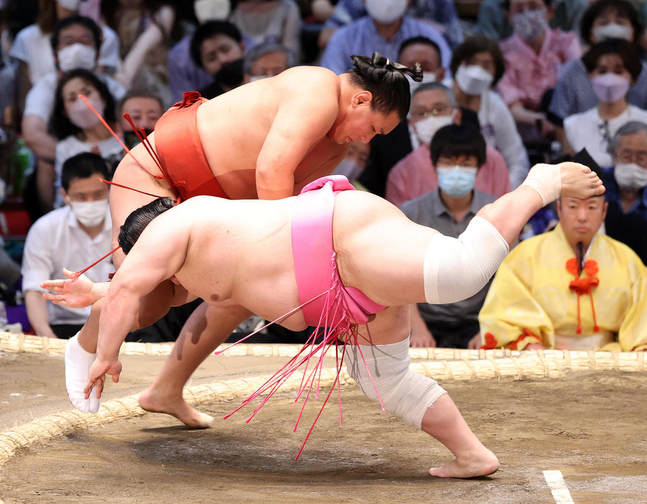 宇良（手前）を引き落としで破る豊昇龍（撮影・鈴木正人）