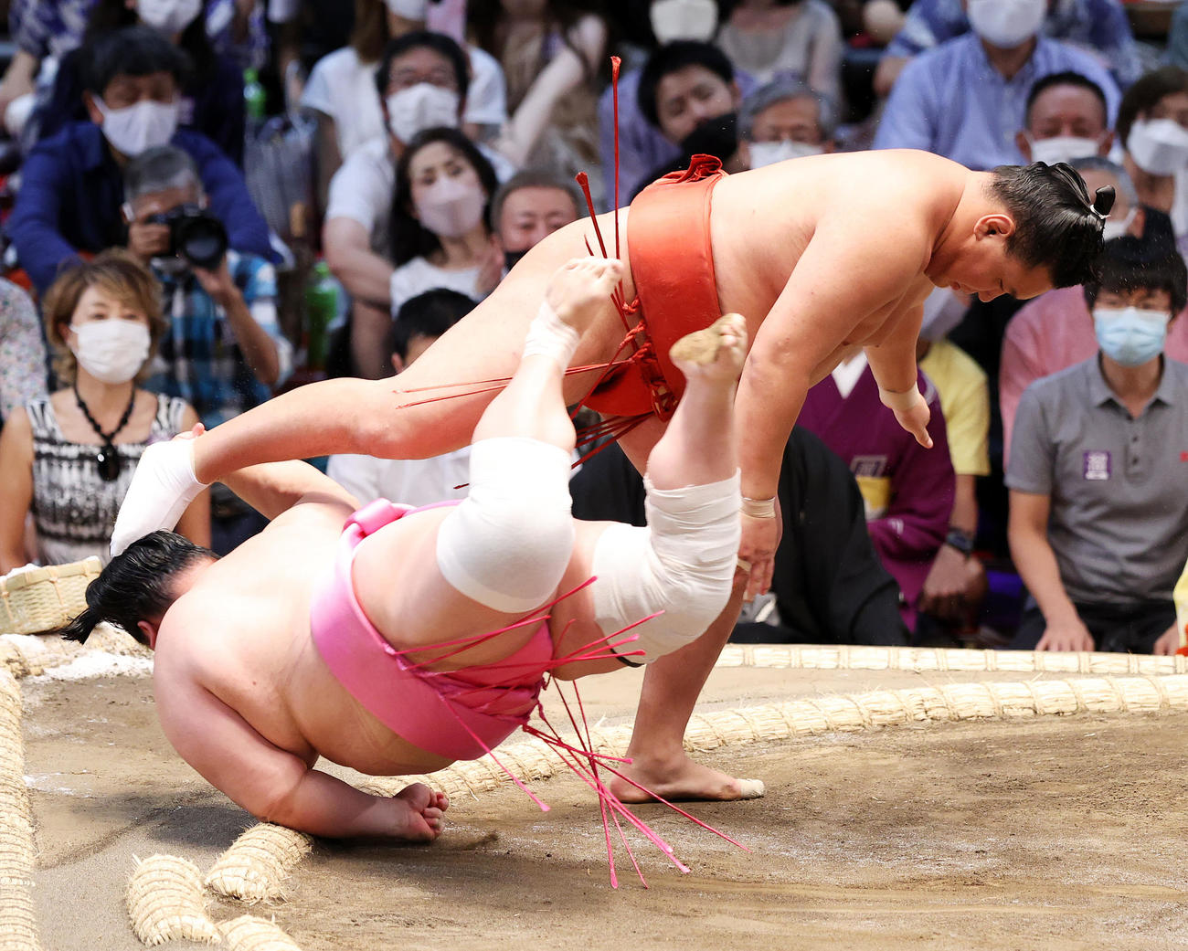 宇良（手前）を引き落としで破る豊昇龍（撮影・鈴木正人）