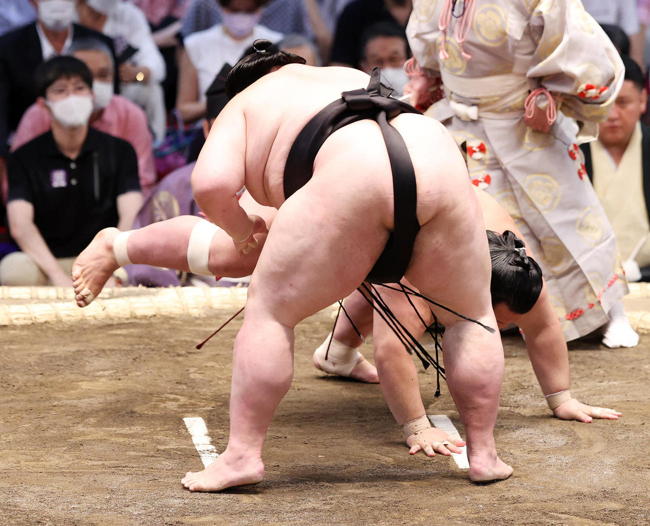 阿武咲（後方）を引き落としで破る剣翔（撮影・鈴木正人）