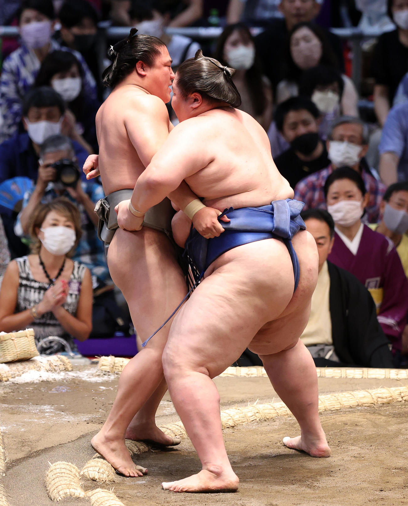 若隆景（左）を寄り切りで破る逸ノ城（撮影・鈴木正人）