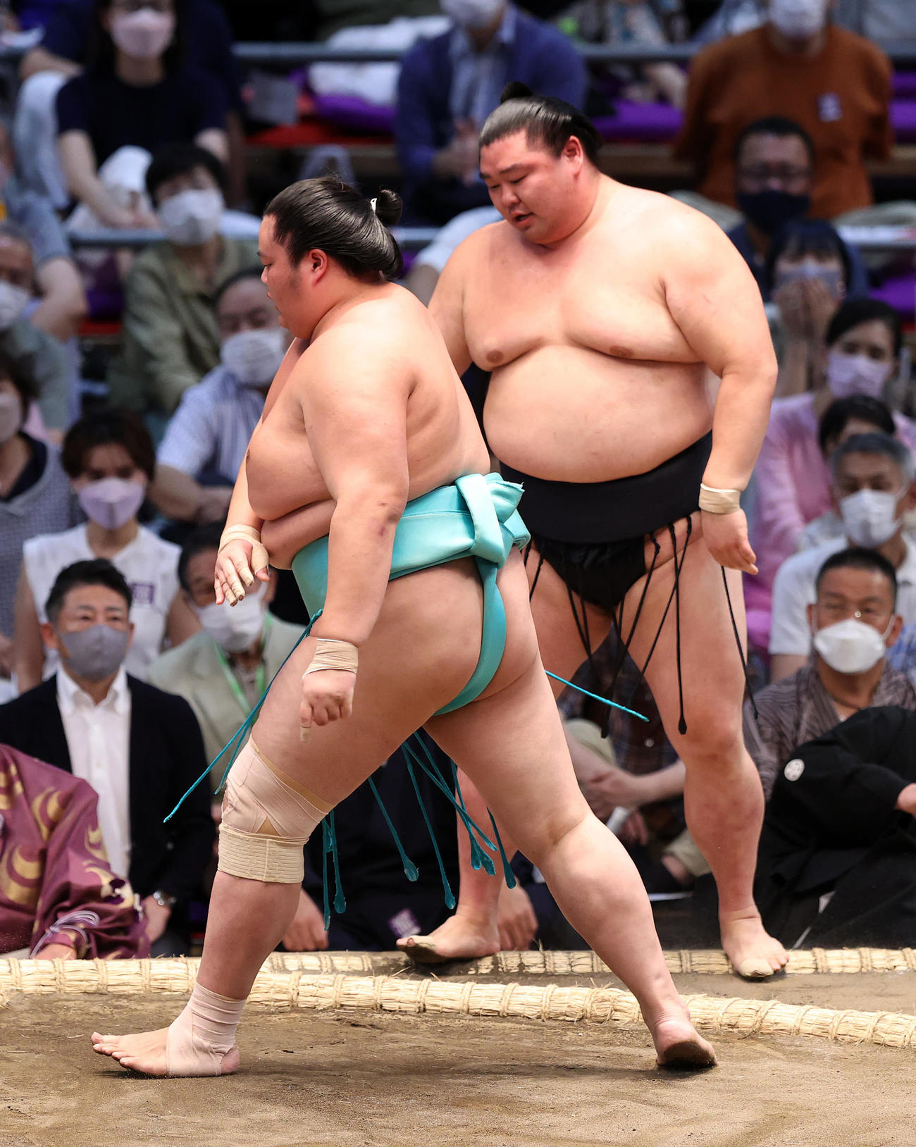 琴ノ若（左）に押し出しで敗れた正代（撮影・鈴木正人）