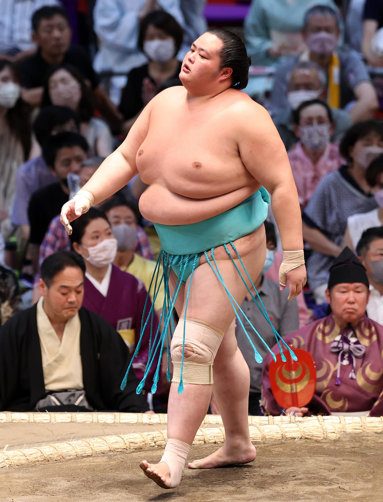 正代を押し出しで破った琴ノ若（撮影・鈴木正人）