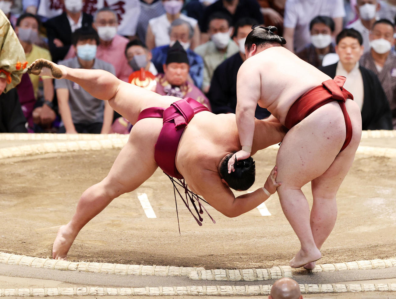 隆の勝（右）を押し出しで破る御嶽海（撮影・鈴木正人）