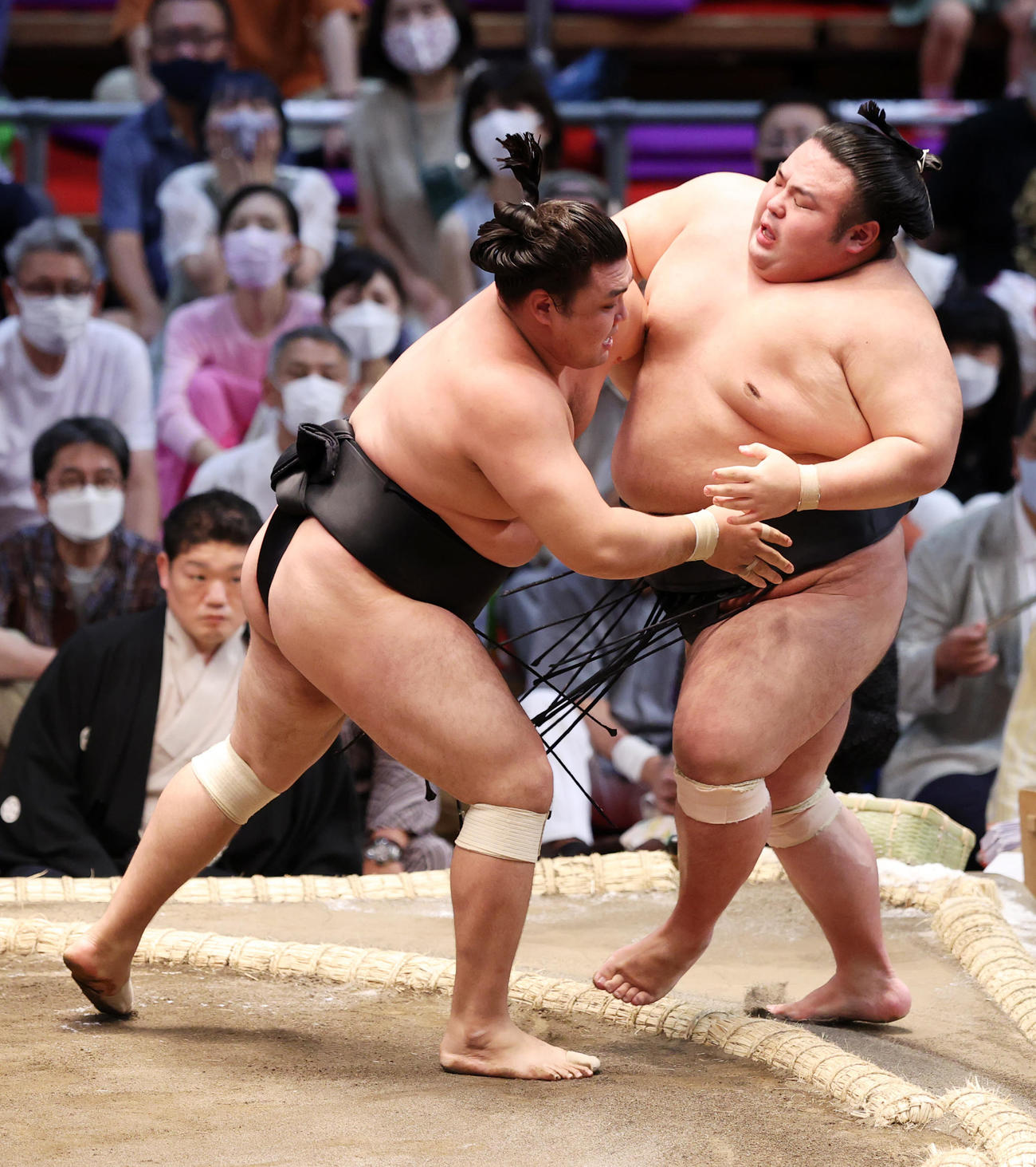 霧馬山（左）に寄り切りで敗れる貴景勝（撮影・鈴木正人）