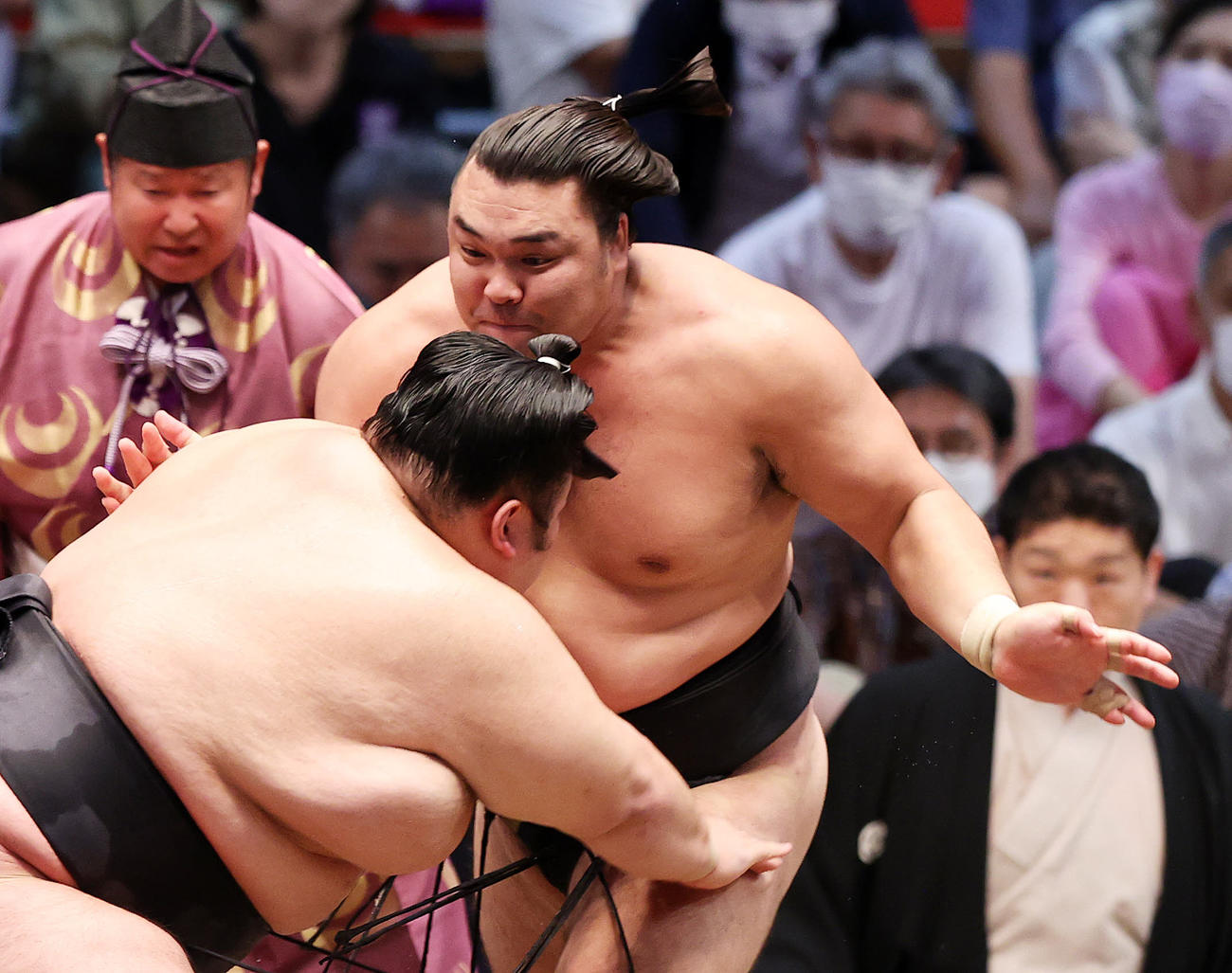 貴景勝（手前）を攻める霧馬山（撮影・鈴木正人）