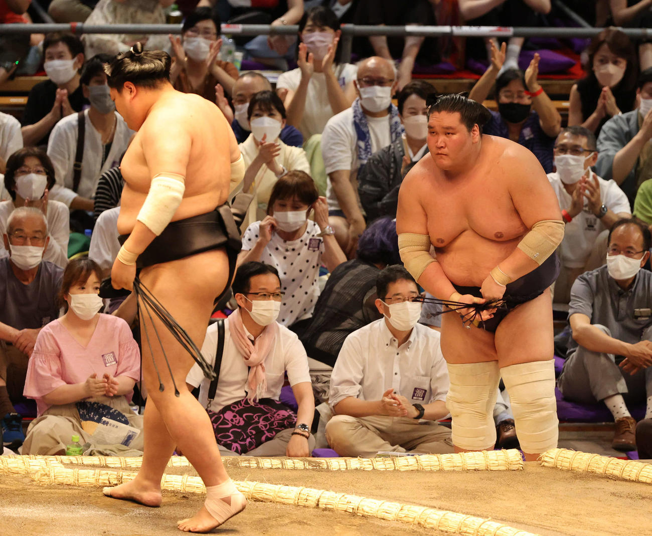 照ノ富士を送り出した阿炎（左）　（撮影・渦原淳）