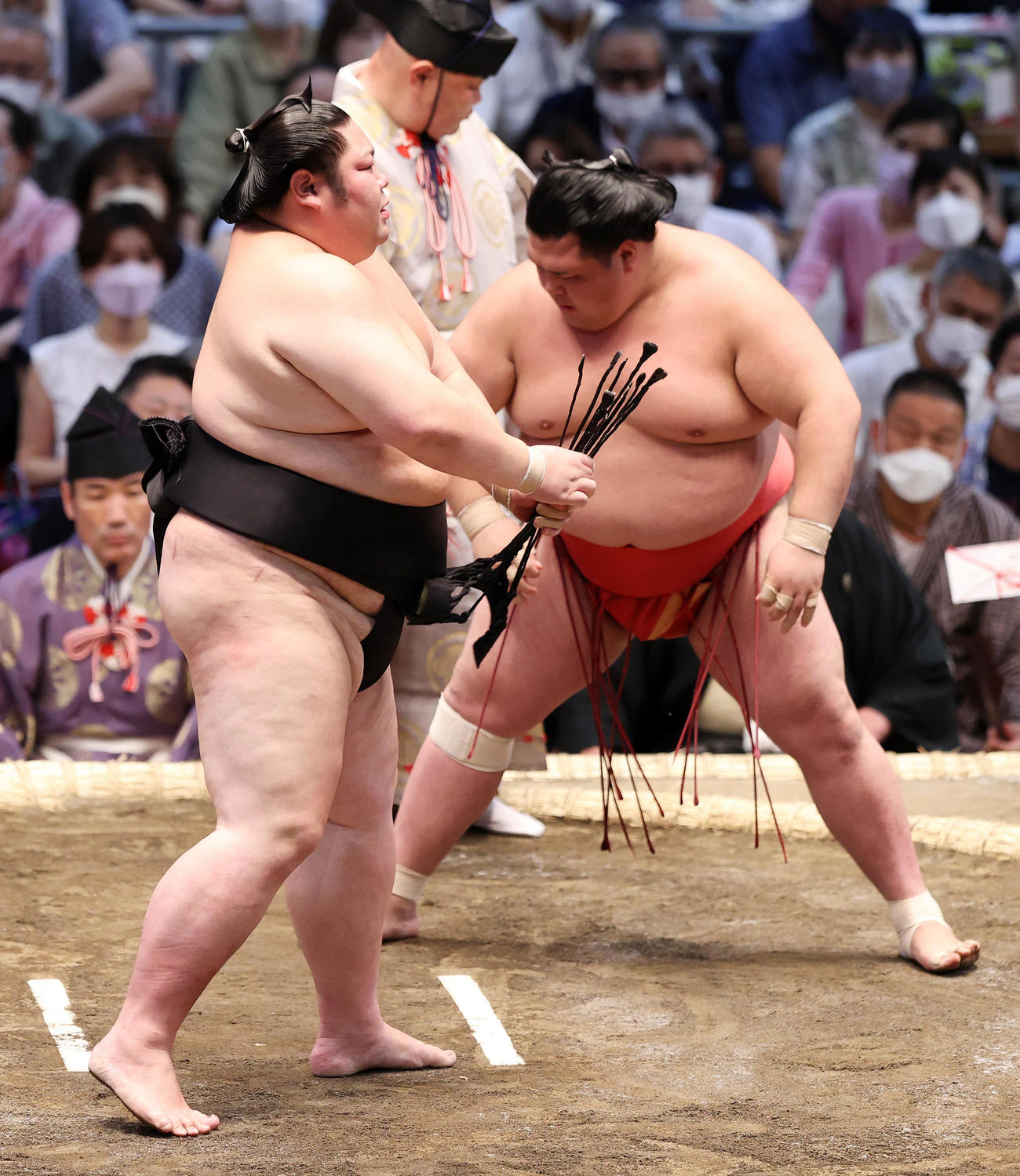阿武咲（右）を引き落としで破った剣翔（撮影・鈴木正人）